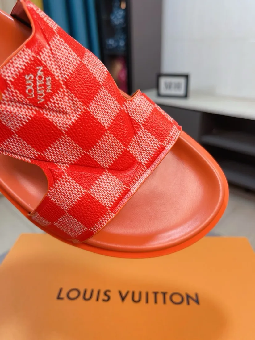 Men's shoes💰300🌹🌹【LV】Multi-color new men's slippers, original top-quality version, original special cowhide with pebbled embossing➕sheepskin on the inner and side, non-slip combination sole, more stable walking, more comfortable and lightweight, high-end and generous, size: 38~44